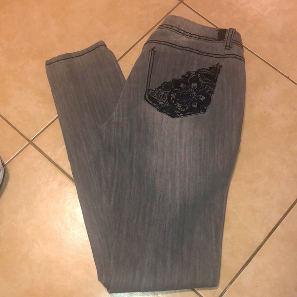 Almost famous jeans size 9 - Picture 2 of 4